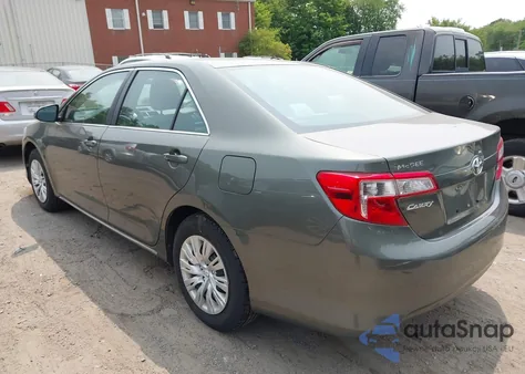 2013 Toyota Camry Le z USA, uszkodzony, nr VIN 4T4BF1FK8DR335013